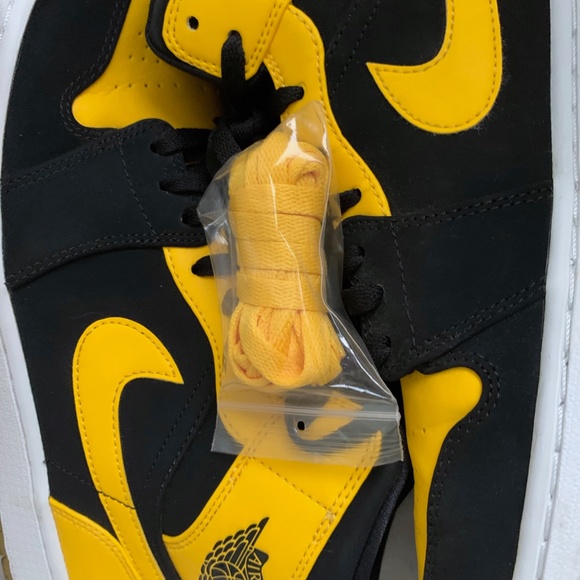 RARE AIR JORDAN 1 MID, LOVE BLACK VARSITY - Picture 7 of 10